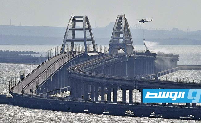 «فرانس برس»: الاستخبارات والبحرية الأوكرانية وراء الهجوم على جسر القرم