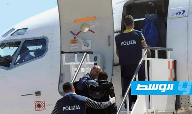 ليبيا تسلم مهربًا للأسلحة إلى السلطات الإيطالية