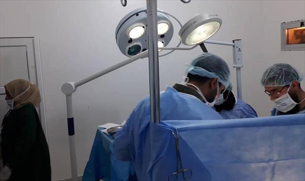 فريق مركز سبها الطبي يجري عملية جراحية لطفل من مدينة غات. (مركز سبها الطبي)