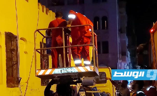 رجال الإطفاء خلال إخماد حريق بمخزن أحذية في طرابلس، 2 سبتمبر 2023. (هيئة السلامة الوطنية)