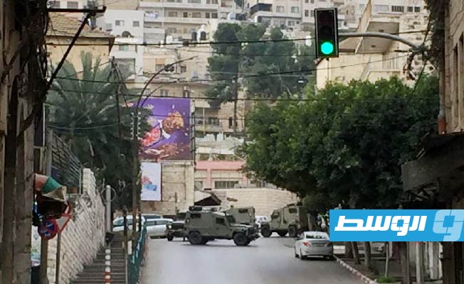 قوات الاحتلال تصيب فتى فلسطينيا وتستولي على محتويات محلات صرافة في نابلس