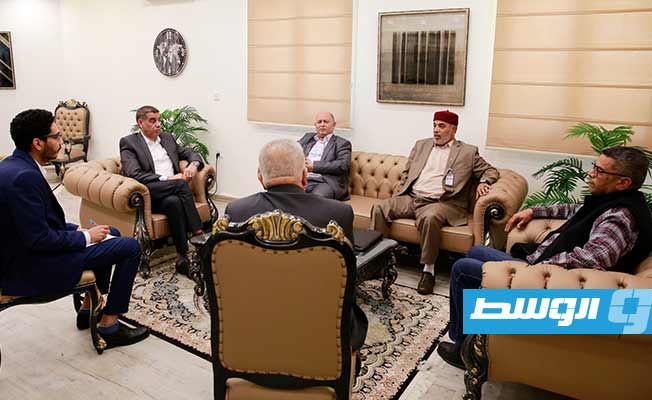 اجتماع القطراني مع عدد من المسؤولين بمطار بنينا الدولي في بنغازي، الثلاثاء 12 أبريل 2022. (مكتب الإعلام والتواصل بديوان مجلس الوزراء بنغازي)