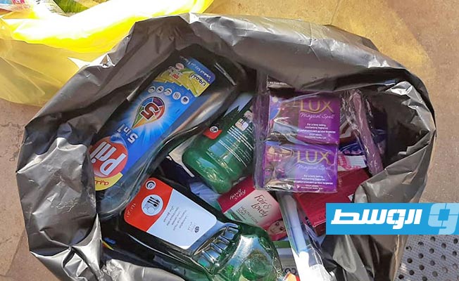مواد تنظيف وسلال غذائية يتم توزيعها على مصابي «كورونا» المحجورين منزليا في أبوسليم، 1 أغسطس 2020. (بلدية أبوسليم)