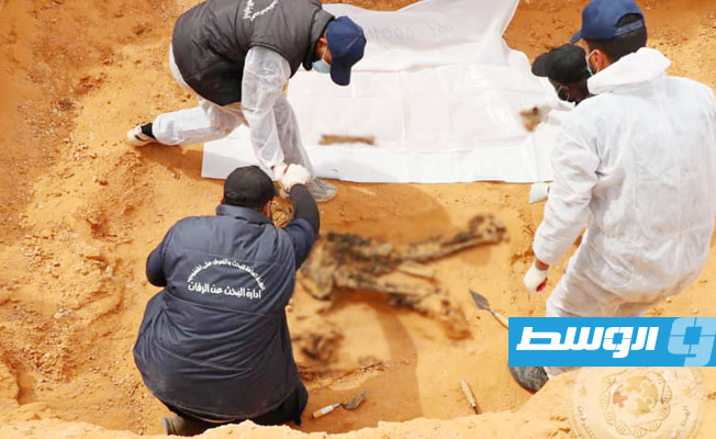 «التعرف على المفقودين»: انتشال جثة مدفونة بمقبرة فردية بترهونة