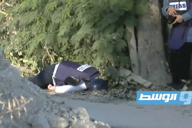 صورة توثق للحظات اغتيال الصحفية الفلسطينية شيرين أبو عاقلة، 11 مايو 2022. (قناة الجزيرة)