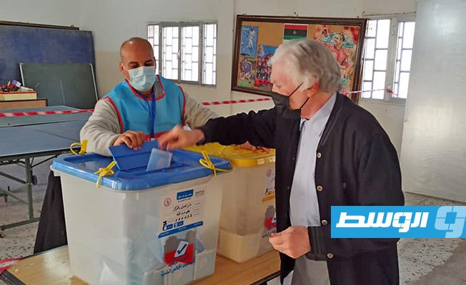 مواطن يدلي بصوته في انتخابات بلدية طرابلس المركز، 6 فبراير 2021. (اللجنة المركزية لانتخابات المجالس المحلية)