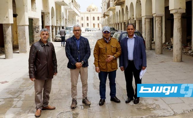 مسؤولون من بلدية بنغازي في زيارة لمواقع تاريخية بالمدينة، برفقة مسؤولين من صندوق تعمير بنغازي ودرنة (بلدية بنغازي)