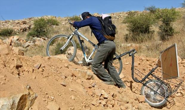 مدرّس بوليفي يجوب المناطق الوعرة على دراجته الهوائية لتعليم التلاميذ