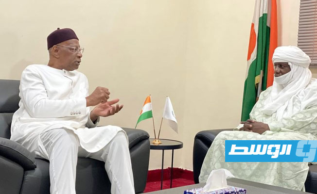 باتيلي ووزير دفاع النيجر خلال لقاء في نيامي، 3 أبريل 2023. (تويتر)