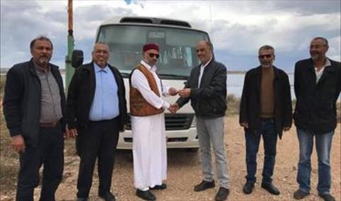 «الخليج العربي للنفط» تسلم بلدية طبرق حافلة ضمن برنامج التنمية المستدامة
