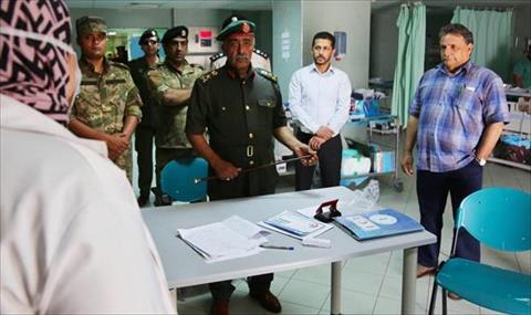 الفريق عبدالرازق الناظوري والدكتور سعد عقوب، في زيارة إلي مستشفى المرج التعليمي، 4 أغسطس 2020.(صحة الموقتة)