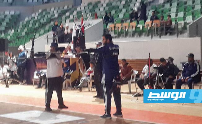 جانب من منافسات بطولة ليبيا للرماية بالقوس والسهم داخل الصالات. (إنترنت)