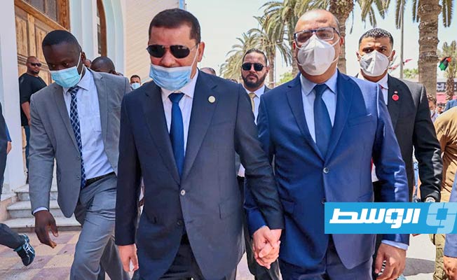 الدبيبة والمشيشي خلال افتتاح المنتدى والمعرض الاقتصادي الليبي - التونسي بالعاصمة طرابلس، 23 مايو 2021. (المكتب الإعلامي للحكومة)
