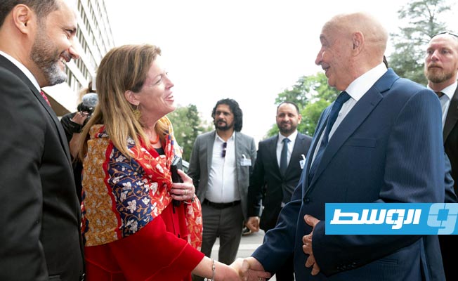 وليامز تصافح عقيلة صالح قبل اجتماع جنيف، 28 يونيو 2022. (البعثة الأممية)