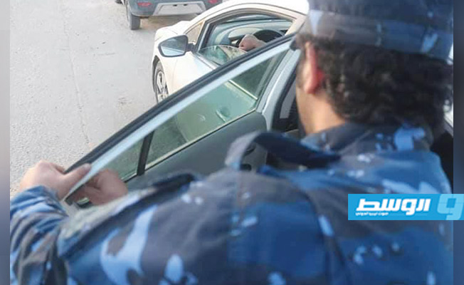 حملة أمنية لإزالة زجاج السيارات المعتم في ترهونة