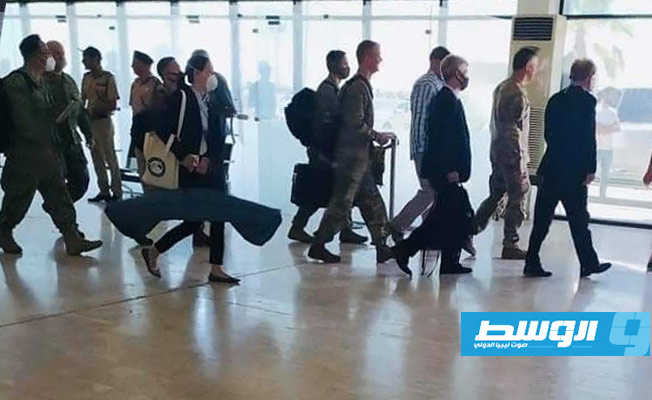 أعضاء وفد «أفريكوم» لدى وصولهم إلى مطار زوارة، 22 يونيو 2020. (الإنترنت)