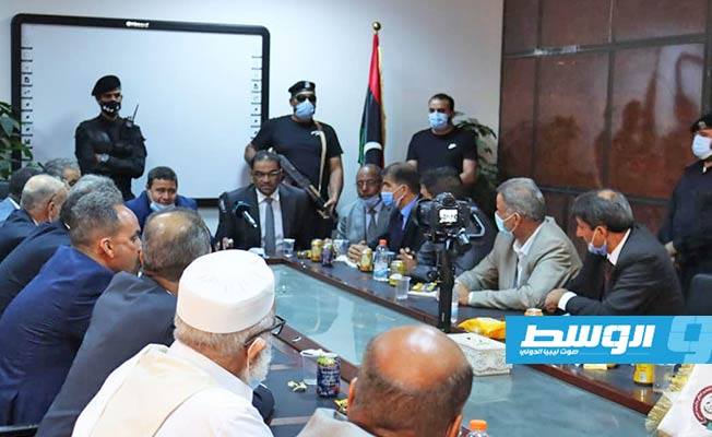 المستشار محمد عبدالواحد ورئيس المجلس الأعلى خلال لقائهما مع مسؤولي الهيئات القضائية في ترهونة. (وزارة العدل)