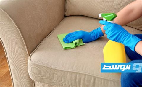 4 خطوات لتنظيف قماش «الأريكة»