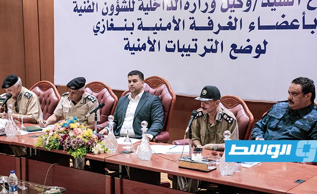 قعيم متحدثا للقيادات الأمنية خلال اجتماعه بأعضاء الغرفة الأمنية في بنغازي. (وكيل وزارة الداخلية للشؤون الفنية)