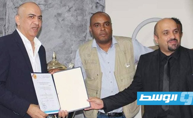 رئيس النادي الأهلي بنغازي، خالد السعيطي، يستلم جائزة أفضل شخصية رياضية للعام ٢٠٢٠. (الوسط)