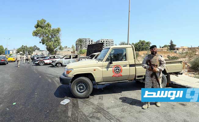عناصر من «اللواء 444» يتمركزون في مواقع في ضاحية عين زارة بطرابلس في ليبيا حيث وقعت اشتباكات في 22 يوليو 2022. (أ ف ب)