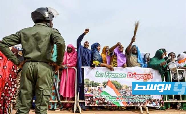 قادة انقلاب النيجر يتهمون فرنسا بنشر قوات على حدودها استعدادا لـ«تدخل عسكري»