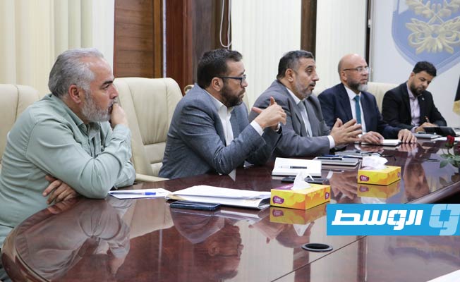 اجتماع مسؤولي وزارة المواصلات ومصلحتي الطرق والجمارك ومركز المنافذ البرية يناقشون تنظيم إدارة الموازين في الحظائر الجمركية. (وزارة المواصلات)