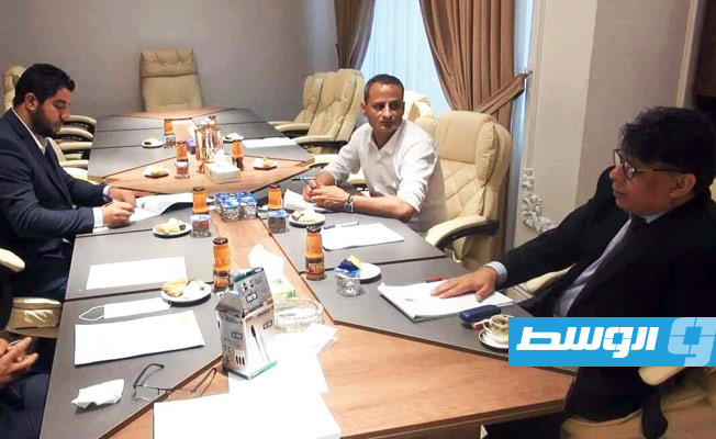 النائب العام المستشار الصديق الصور خلال استقباله وزير الدولة لشؤون المهجرين وحقوق الإنسان أحمد فرج أبوخزام، 24 مايو 2021. (المكتب الإعلامي للنائب العام)