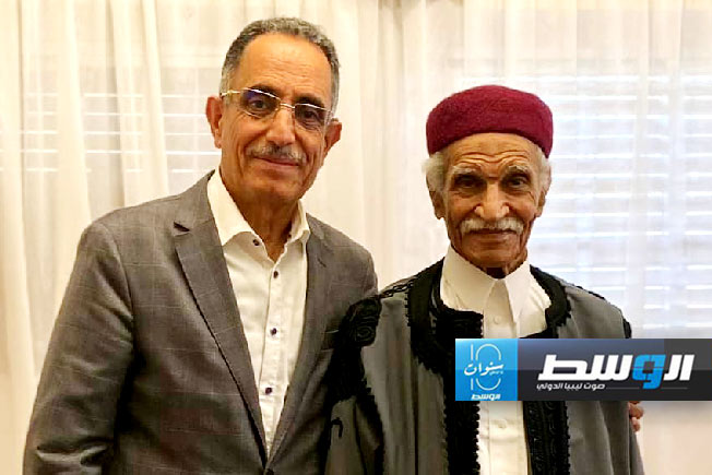 الدبلوماسي والوزير الليبي الراحل عبدالقادر غوقة رفقة نجله عبدالحفيظ رئيس المجلس الانتقالي السابق. (أرشيفية: الإنترنت)