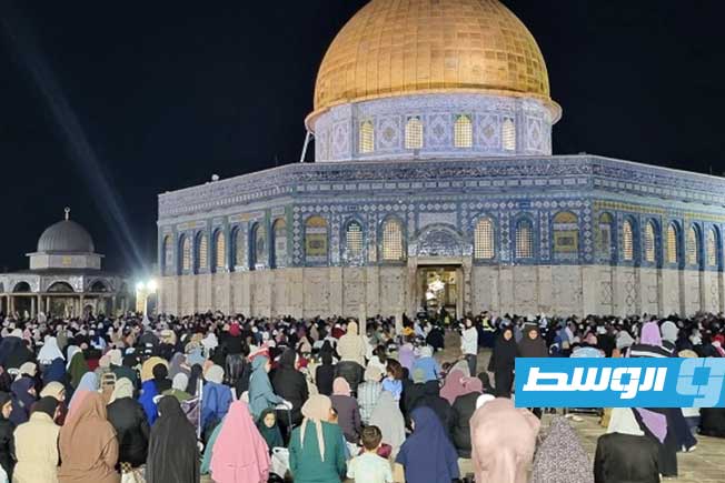 مصلون يؤدون صلاتي العشاء والتراويح في رحاب المسجد الأقصى، 16 مارس 2025. (الإنترنت)