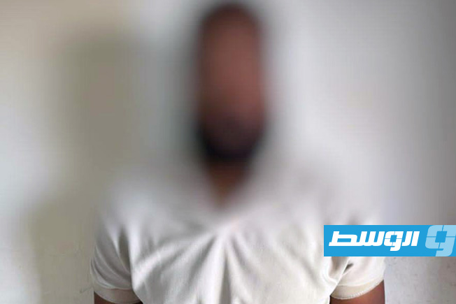 صورة مموهة للمتهم في واقعة سطو مسلح وسرقة سيارة بطرابلس، الأحد 7 سبتمبر 2025. (جهاز البحث الجنائي)