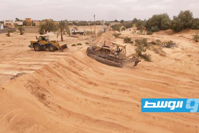 من أعمال تنظيف مجرى الوادي في منطقة القيو، الإثنين 20 أكتوبر 2025 (شركة الخدمات العامة بطرابلس)
