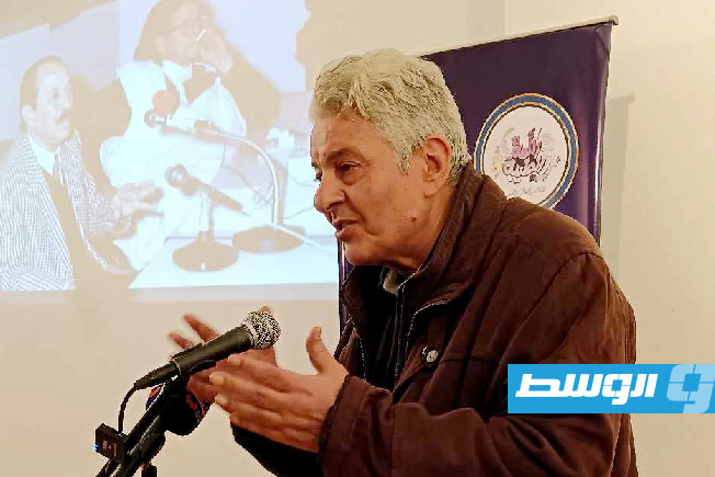 الكاتب والصحفي محمود البوسيفي خلال فعالية احتفال «اللمة الطيبة» بالذكرى الـ32 لتأسيس دار الفنون. (بوابة الوسط)