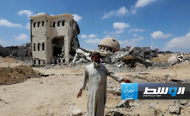 آثار التدمير في أحد المساجد جراء غارة عدوانية إسرائيلية على غزة، 7 أكتوبر 2024. (وفا)