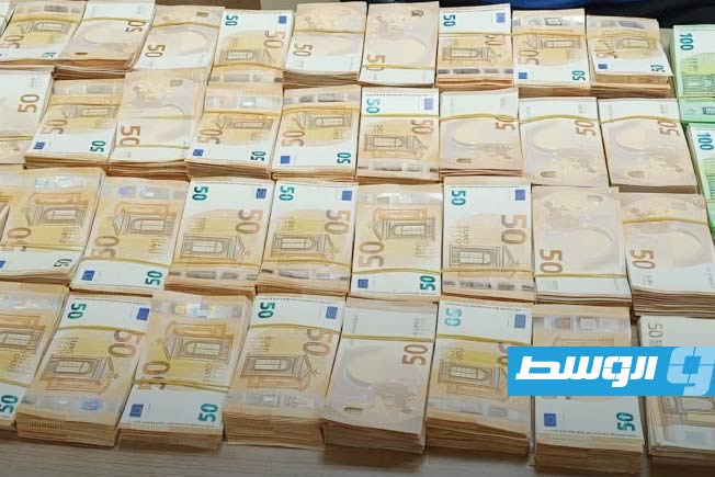 أموال جرى ضبطها مع مسافر قبل تهريبها بمطار معيتيقة، 27 سبتمبر 2025. (مصلحة الجمارك)