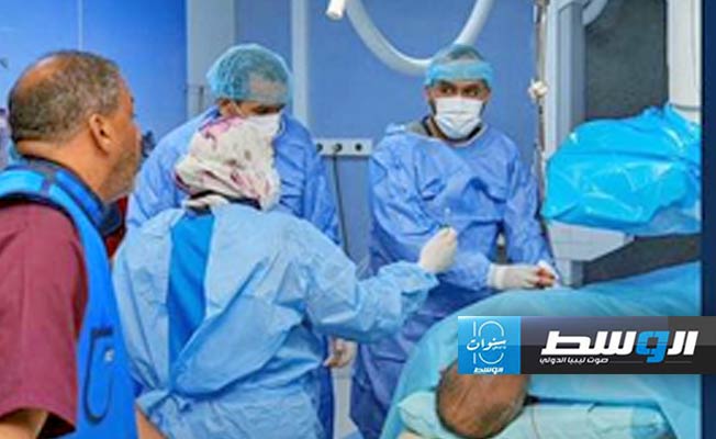 فريق طبي يجري جراحة أوعية دموية بمستشفى طرابلس الجامعي (منصة حكومتنا)