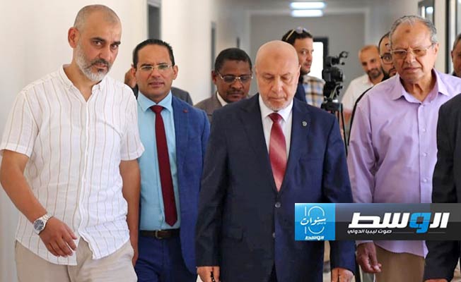 جولة وزير التربية والتعليم جمعة خليفة الجديد بالمدرسة الجديدة في حي الساحل الشرقي في درنة. (الحكومة المكلفة من مجلس النواب)
