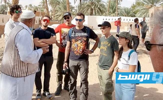سياح أوروبيون مصحوبون في رحلة سياحية إلى غدامس في ليبيا، 19 أكتوبر 2021. (أ ف ب)