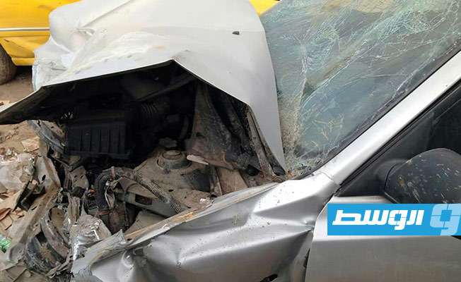 إحدى السيارتين بموقع الحادث على طريق المطار في طرابلس. (مديرية أمن طرابلس)