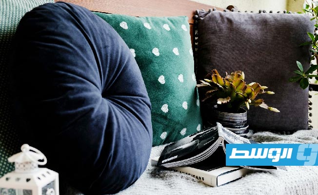 مجموعة من الوسائد ذات ألوان وأشكال وأقمشة مختلفة منسقة على الأريكة (أرشيفية: الإنترنت)