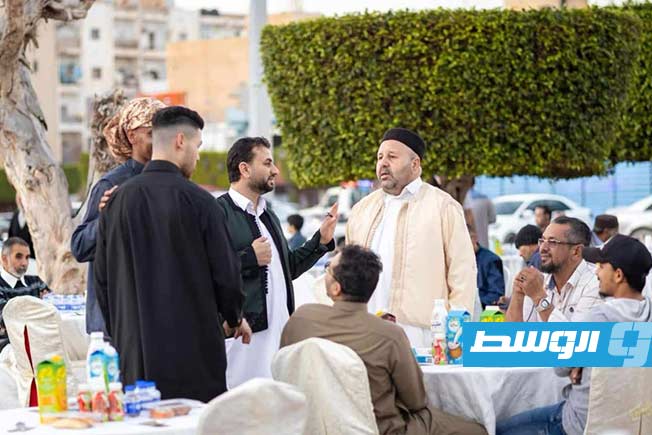 مدينة مصراتة تحتضن مبادرة الإفطار الجماعي، التي يشارك فيها أبناء المدينة وضيوفها من عدة مدن ليبية. (تصوير: عماد خضورة)