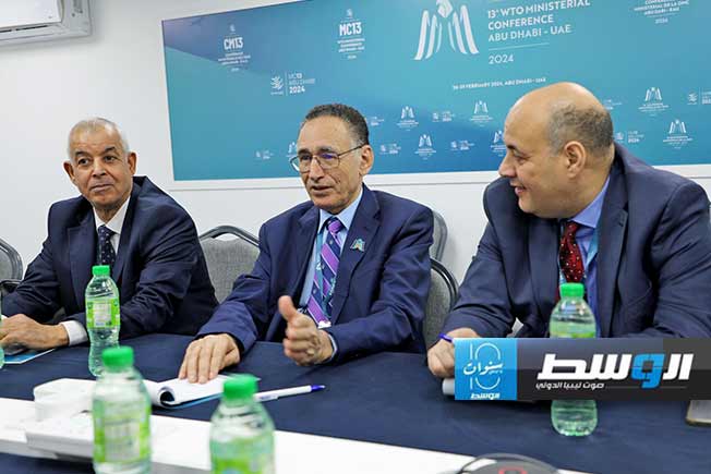 الحويج في لقاء مع نظيره الصربي على هامش مؤتمر منظمة التجارة العالمية، 27 فبراير 2024. (حكومة حماد)