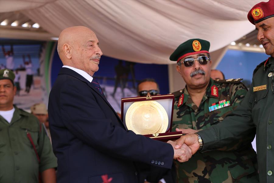 بالصور: عقيلة والناظوري يشهدان عرضًا عسكريًا في الكلية العسكرية بطبرق