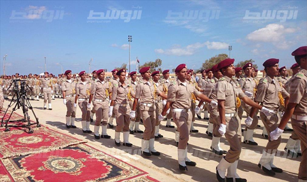 بالصور: عقيلة والناظوري يشهدان عرضًا عسكريًا في الكلية العسكرية بطبرق