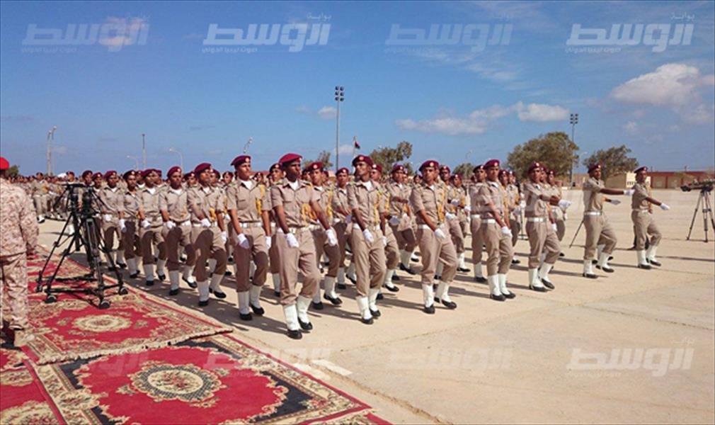 بالصور: عقيلة والناظوري يشهدان عرضًا عسكريًا في الكلية العسكرية بطبرق