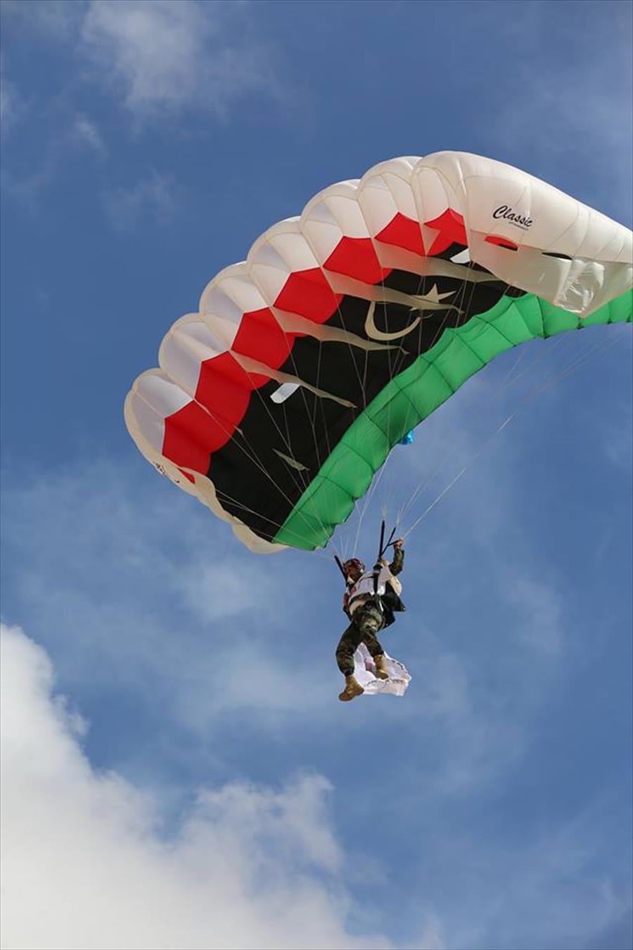 بالصور: عقيلة والناظوري يشهدان عرضًا عسكريًا في الكلية العسكرية بطبرق