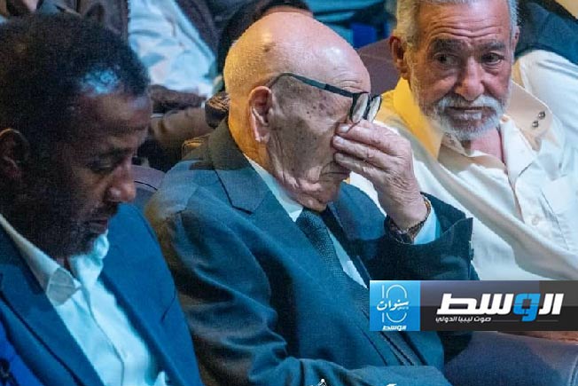 المسرحي الكبير خليل الكوافي دوّة خلال احتفالية توقيع كتاب «كواليس» الذي يتناول سيرته. (المسرح الوطني مصراتة)
