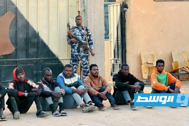 مهاجرون غير نظاميين جرى ضبطهم قرب الحدود مع الجزائر، الأربعاء 9 أبريل 2025 (وزارة الداخلية بحكومة الوحدة الوطنية الموقتة)