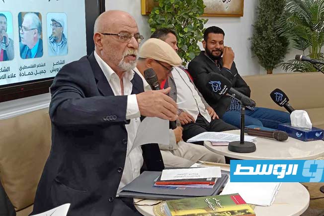 الشاعر جميل حمادة في الأمسية الشعرية الأولى بالمعرض. (بوابة الوسط)
