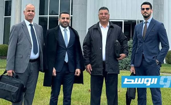 مسؤولو جهاز الإسعاف الطائر أثناء استلام الطائرتين بمقر شركة «بيل» الأميركية. (صفحة الجهاز على فيسبوك)